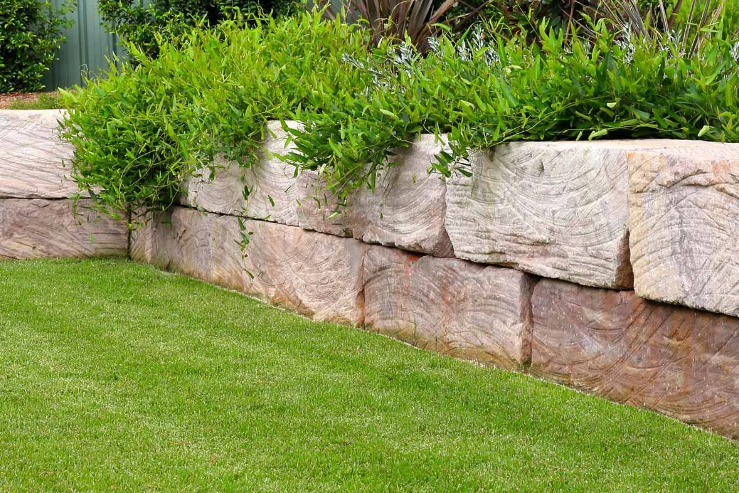 Random rubble sandstone retaining wall